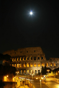 夏天。 意大利。 罗马。 夜间竞技场照明。 天空中的月亮
