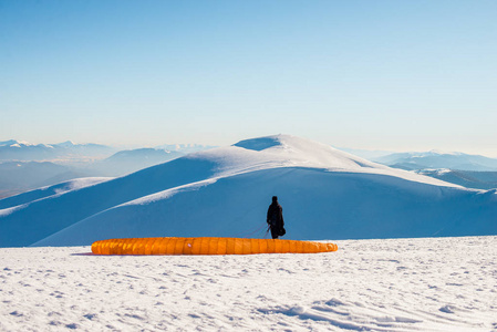 冬季屏保雪冬在山上运动冬季景观