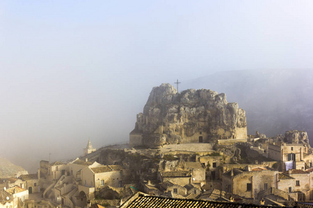 圣母玛利亚教堂的景色与意大利雾