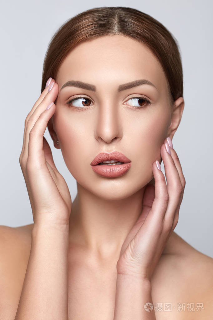 美女肖像. 前景水疗模特女孩头像. 漂亮的年轻女人摸着她的脸.