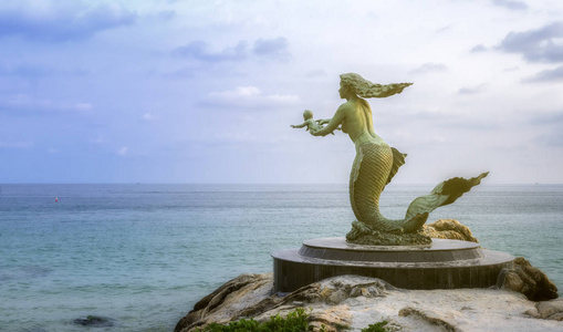美人鱼雕像泰国亚洲kohsamet岛的美人鱼雕像.照片