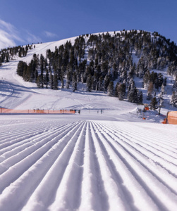 白云岩, 滑雪区与美丽的斜坡。在晴朗的天气里, 冬天的滑雪斜坡是空的。准备滑雪和晴朗的一天