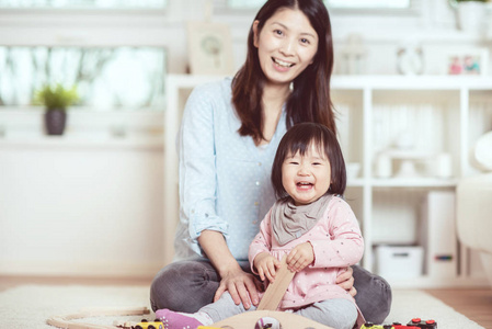 漂亮的日本女人玩她可爱的笑小女孩 o