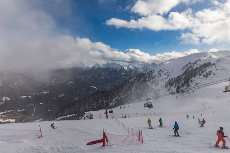 白云岩, 滑雪区与美丽的斜坡。空的滑雪斜坡在 wi