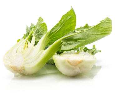 切片的bok choy(pak choi)堆叠隔离在白色背景上,两个新鲜的卷心菜
