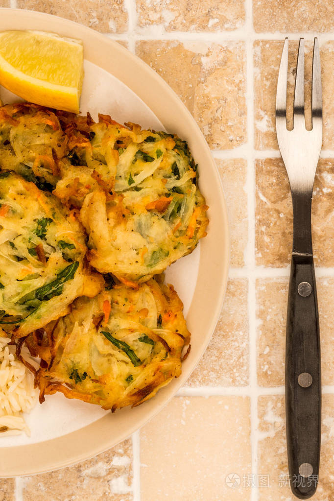 蔬菜油炸日式天妇罗配米饭和沙拉