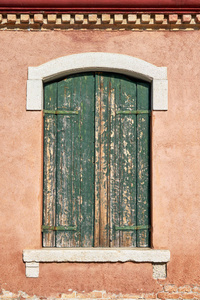 旧窗户与关闭的绿色百叶窗。 意大利威尼斯博拉诺岛。