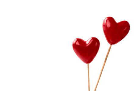 白色背景上有两颗红色的心。 情人节的概念。 假期背景。 复制空间