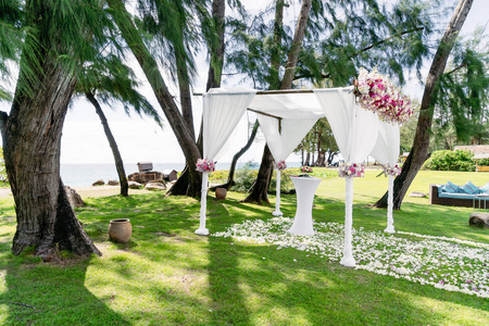 白色婚礼拱门装饰鲜花海洋背景婚礼场地