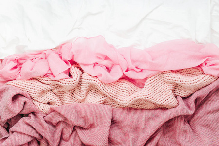 床上用品床单上粉红色针织格子的顶部视图