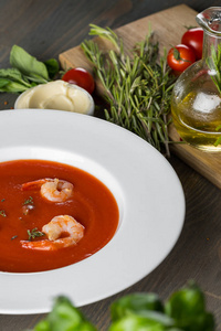 番茄汤配草药和对虾