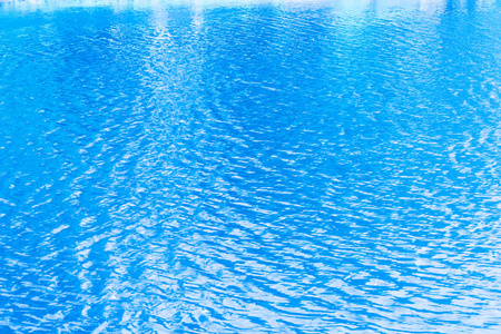 湖泊水面上的蓝色涟漪
