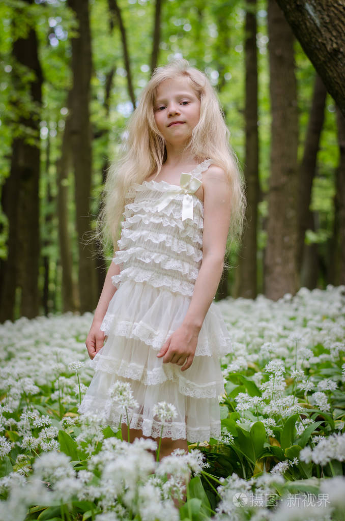 春天森林里金发的美丽少女仙女