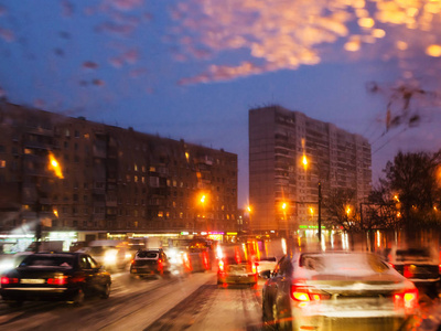 汽车交通在莫斯科市在雪夜