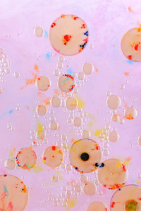 一种带有油的液体上的抽象的多色背景，一种粉红色背景上的多色油滴，宇宙全息图案，极简主义，流行艺术纹理，供设计师使用