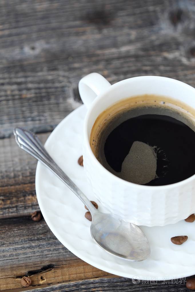 木制桌子上美味的新鲜美式咖啡