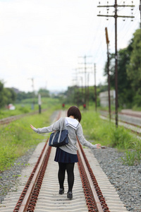 日本学校女孩与郊野公园的肖像图片