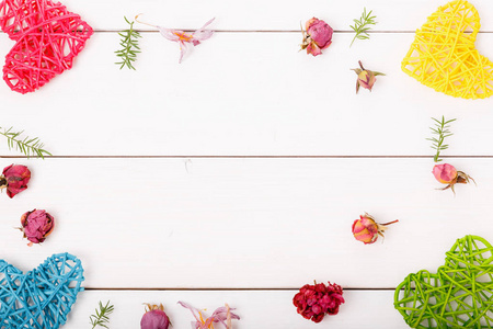 串心形红色气球手工针织红色围巾和心形线程旧样式照片和情人节卡心形