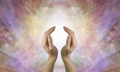 无条件的爱愈合能量,女性的手在一个美丽的女性黄金闪闪发光的背景下