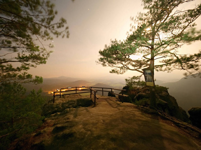 秋天的夜晚。在落基山脉的岩石观点上, 满月迷蒙的夜晚。丘陵山峰