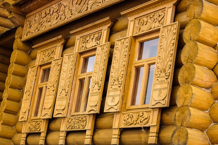 俄罗斯戈罗德茨老房子雕刻窗饰装饰图案