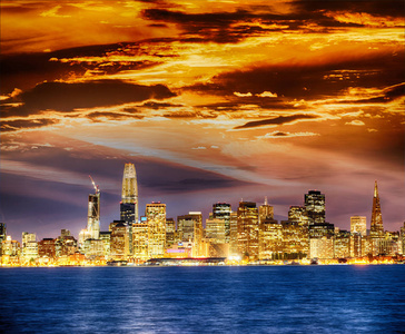 旧金山城市天际线与海上倒影在夜间。