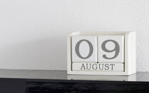 白色方块式日历当前日期9和月8月