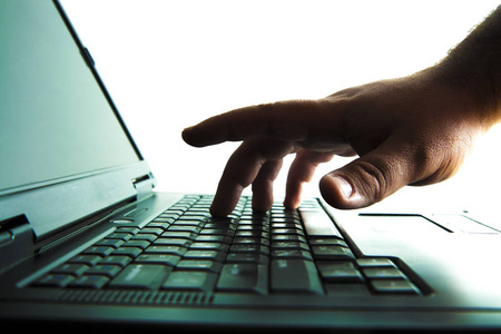 关闭男性手提电脑打字键盘的图像。 孤立在白色背景上。