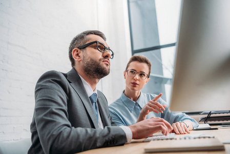 在现代办公室里一起用电脑工作的快乐事业照片-正版商用图片1167u0-摄图新视界