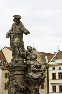 布拉格查尔斯桥的古代雕塑。 捷克共和国
