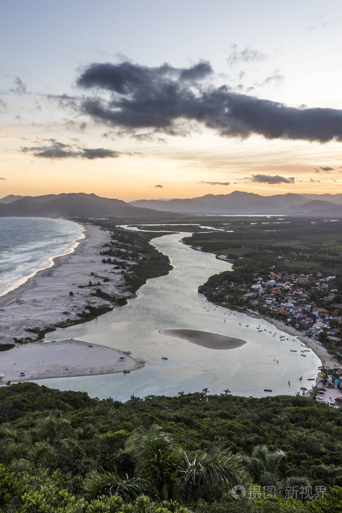 日落时从佩德拉多乌鲁布山到瓜达多姆博海滩和马德拉河圣卡塔琳娜州南部巴西