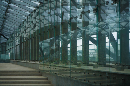 低角度的楼梯与栏杆通向现代建筑。 马尔默纹理。 有玻璃窗的商务中心背景。