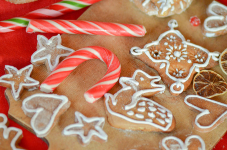 姜饼饼干, 干桔子, 香料和圣诞灯