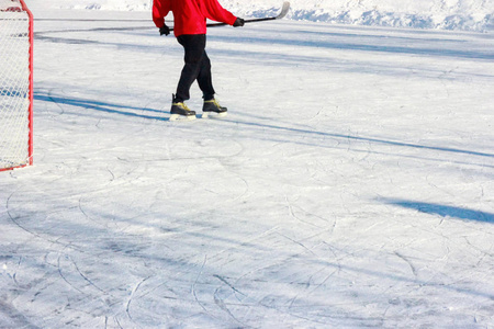 冰上曲棍球球员在踢用棍子的行动