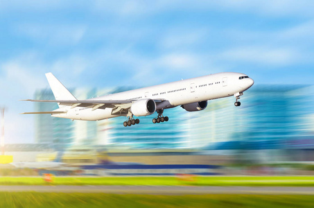 爬上城市背景下的飞机飞机起飞图片