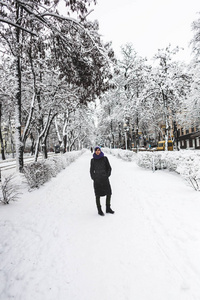 女孩在雪巷漫步