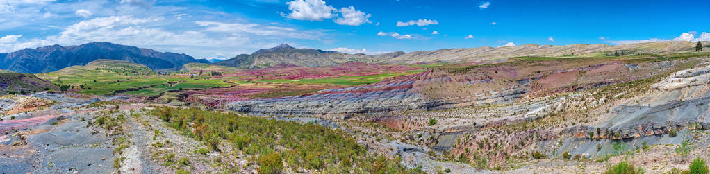 玻利维亚马拉瓜火山口的山体景观。 全景图