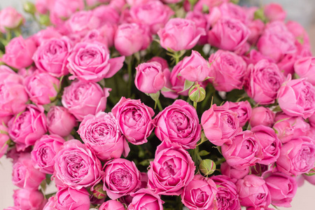 cloweup玫瑰朦胧的气泡。花束粉红色玫瑰在金属花瓶。破旧别致的家居装饰。花店花匠