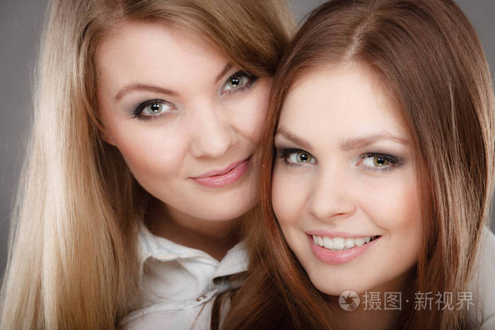 迷人的积极女性同胞