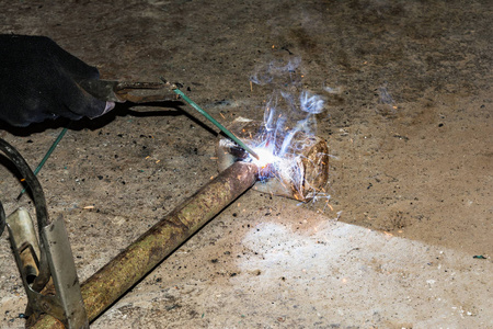 用电焊条焊接修复金属锤的工艺