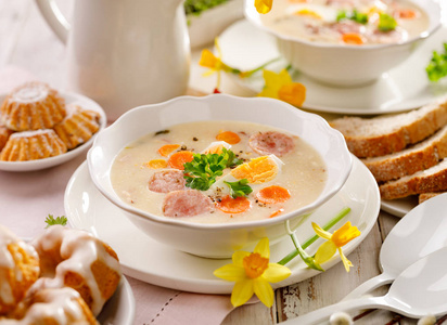 抛光复活节汤，白色罗宋汤，加入白肠和一个煮熟的鸡蛋。 波兰传统复活节菜肴