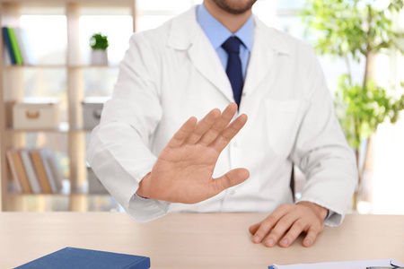 男医生拒绝在工作场所受贿照片