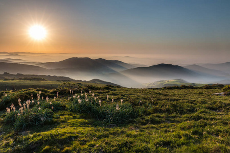 夏末壮观的日落，在西阿斯图里亚斯山区，天空与山谷的雾，大自然的色彩与其特有的植被