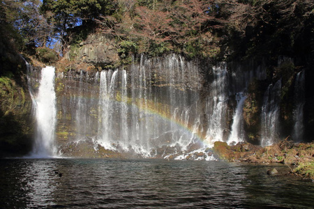 日本静冈的白瀑布和彩虹