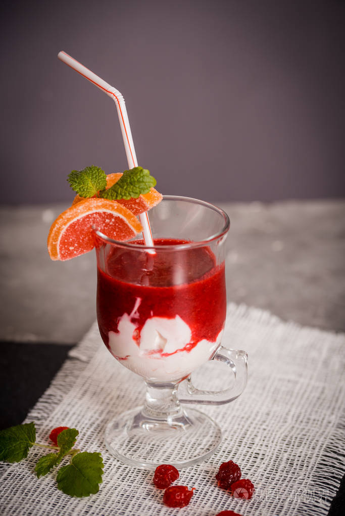 灰色背景下的玻璃杯新鲜草莓冰沙