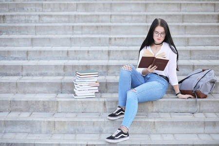 女学生在街道与书