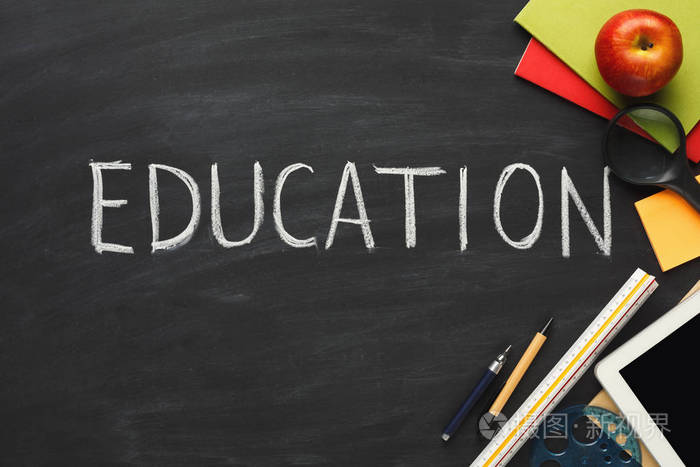 用粉笔在黑板上写字的教育