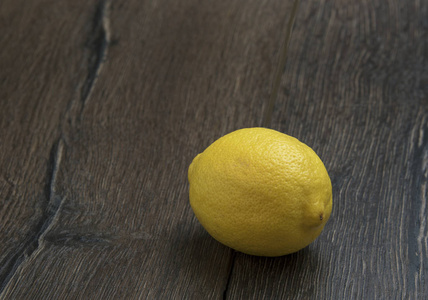 旧木桌上的新鲜柠檬