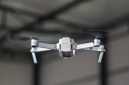 用高分辨率数码相机拍摄飞行的无人机无人驾驶直升机