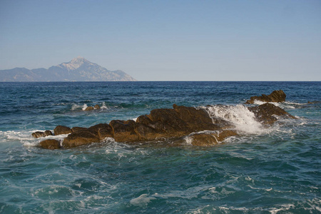 海浪中的大海大岩石